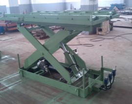 Heat treatment entrance and exit lifting table